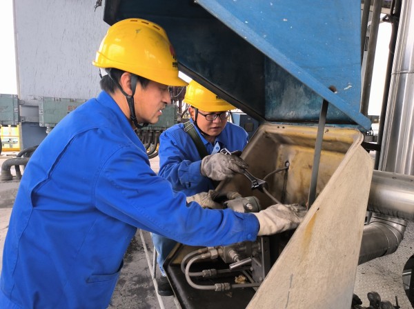 1732091235667635.jpeg 近日,計控電儀部儀表人員對現(xiàn)場儀表伴熱進行檢查和維護1.jpg