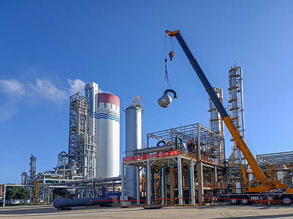 11月27日，吊裝設備對換熱器封頭進行吊裝  副圖.jpg