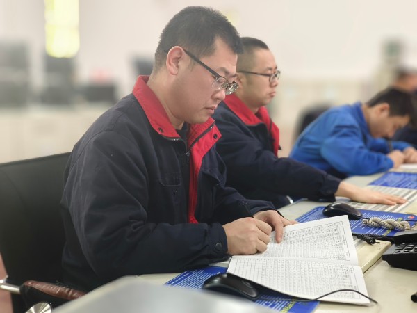 1733466752359065.jpeg 12月2日,尿素車間化工三班中控人員認真監(jiān)盤1.jpg