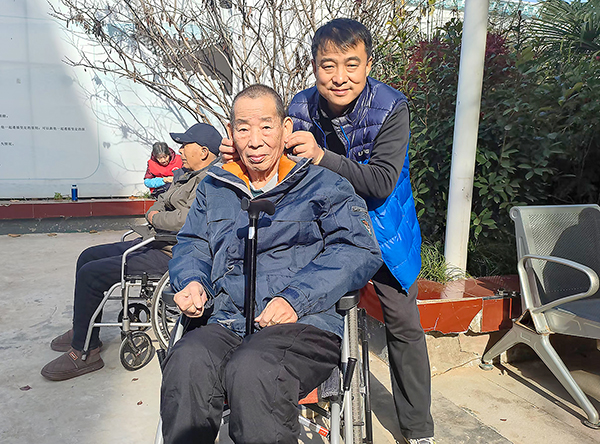 1734308272481623.jpeg 2024年楊靖軍《給父親洗澡》作品配圖 1.jpg