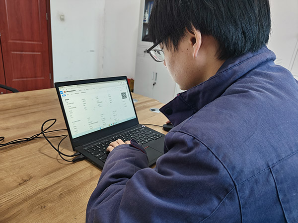 1737538785670258.jpeg 儀表工崔晨在使用設備全生命周期管理平臺查詢儀表資料.jpg