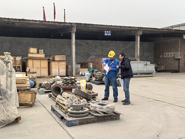 1737539548722105.jpeg 物資采供部人員和車間技術人員在現場核對物資信息.jpg