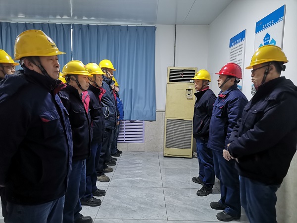 1738206380707372.jpeg 1月28日上午7時(shí)50分,動(dòng)力車間交接班會(huì)準(zhǔn)時(shí)召開.jpg