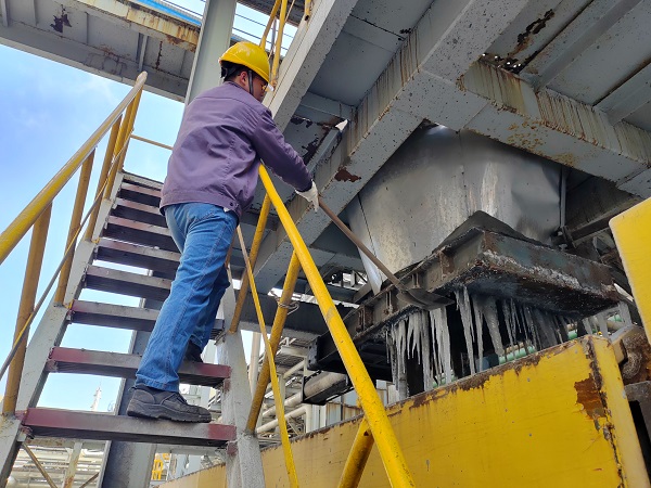 1738206391113585.jpeg 1月28日上午8點(diǎn)半,青工董宇斌在清除管廊掛冰。.jpg