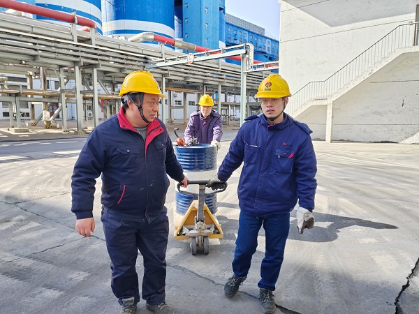 1738206403395749.jpeg 1月28日上午9時(shí),屈煒帶著徒弟楊劍琪和劉浩禎準(zhǔn)備給1號(hào)磨機(jī)電磨機(jī)減速箱加油.jpg