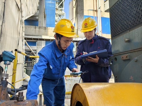 1738206413696985.jpeg 1月28日上午10點(diǎn)半,三期現(xiàn)場(chǎng)高晨磊和李云飛進(jìn)行風(fēng)機(jī)點(diǎn)檢.jpg