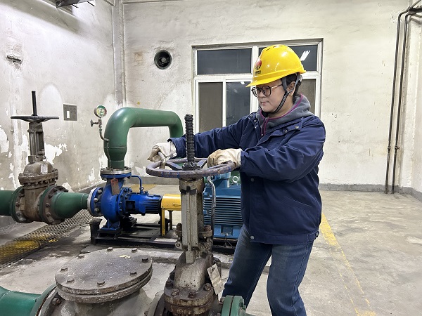 1738206422154078.jpeg 1月28日上午11時(shí),脫鹽水泵房李萍正在調(diào)整脫鹽水量。.jpg