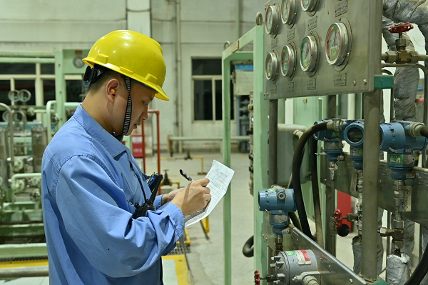 1738282945928262.png 巡檢人員正在現(xiàn)場記錄數(shù)據.png