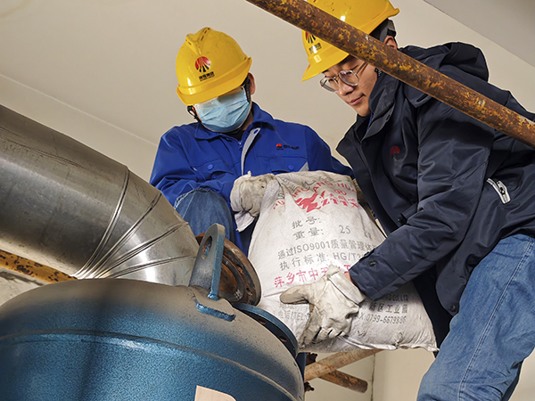 201740021694175421.jpg 2.19日動力車間三期干燥機廠房內,劉凱、張樂正在更換吸附劑.jpg