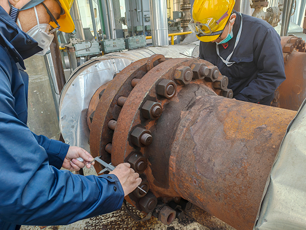 261740563396106513.jpg 技術(shù)人員深入裝置現(xiàn)場(chǎng),檢查設(shè)備管道安裝質(zhì)量情況.jpg