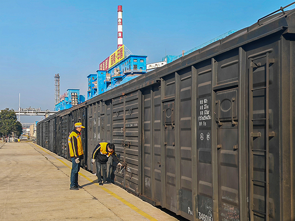 271740613962359312.jpg 2025年2月25日,鐵路科員工對裝好的車輛進行檢查0 (1).jpg