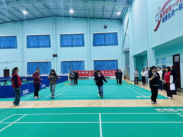 061741242169213406.jpg 3月5日下午,物料車間舉辦以“巾幗綻芳華 乒搏向未來”為主題的女職工乒乓球趣味運動會,圖為乒乓球折返跑式.JPG