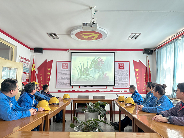 171742205316176892.jpg 動(dòng)力運(yùn)行二班節(jié)水月活動(dòng),組織觀看“水說(shuō)”視頻.jpg