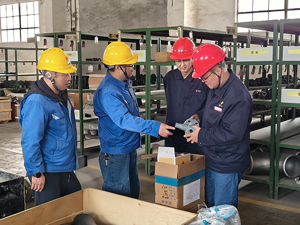 071743990908984999.jpg 采供部領(lǐng)導(dǎo)檢查物資到貨儲存情況.jpg