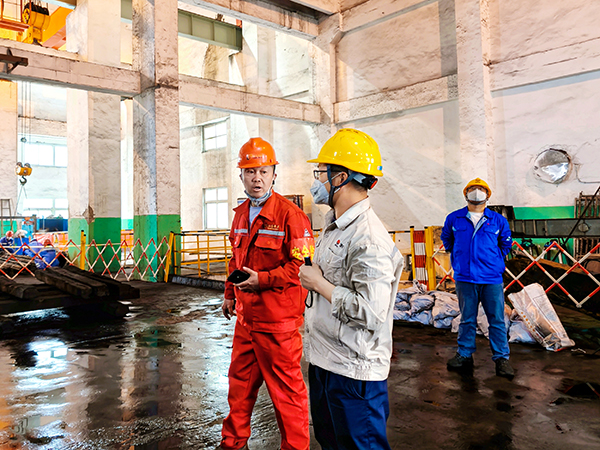 101744243323468893.jpg 4.9日技術人員討論檢修方案.jpg