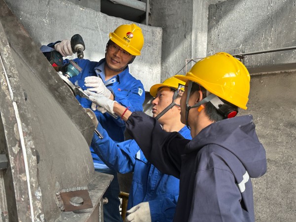 4月9日王明偉、康金生、青工曾炳睿在2#鍋爐磨煤機更換北側磨輥溫度.jpg
