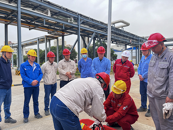 111744357711263128.jpg 消防隊成員對外協(xié)人員進行空呼培訓(xùn).jpg