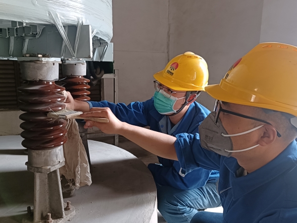 121744422667678225.jpg 賈華銘和喬坤對絕緣子進行清掃.jpg