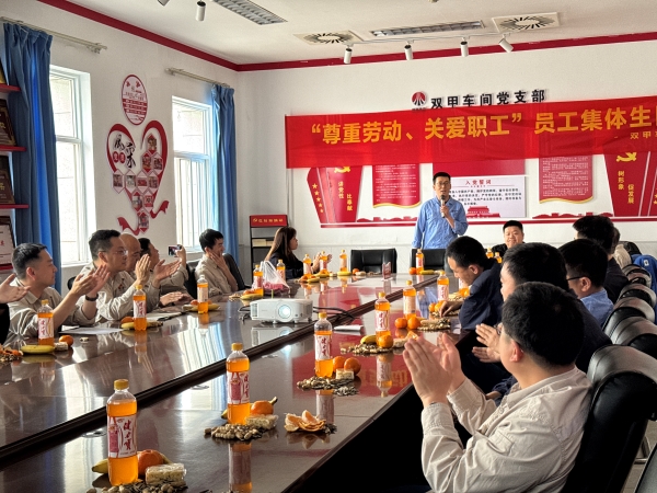 131744498110123784.jpg 活動(dòng)中員工表演節(jié)目.jpg