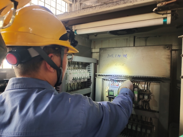 131744498487455377.jpg 4月10日康金生、曾炳睿在一期給煤機平臺更換給煤機控制柜內PLC及擴展模塊主機.jpg