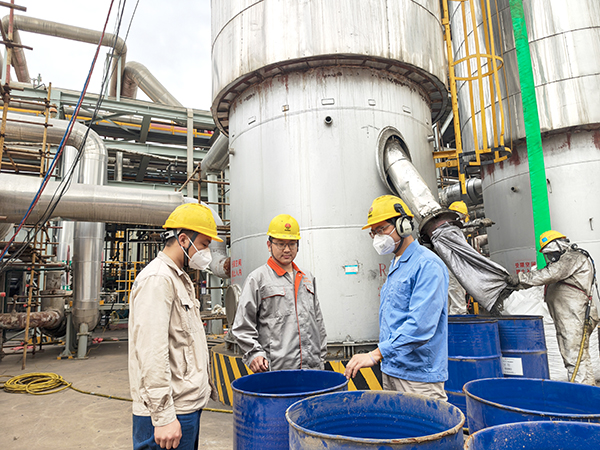 141744591255878235.jpg 袁飛劍負(fù)責(zé)觸媒更換.jpg