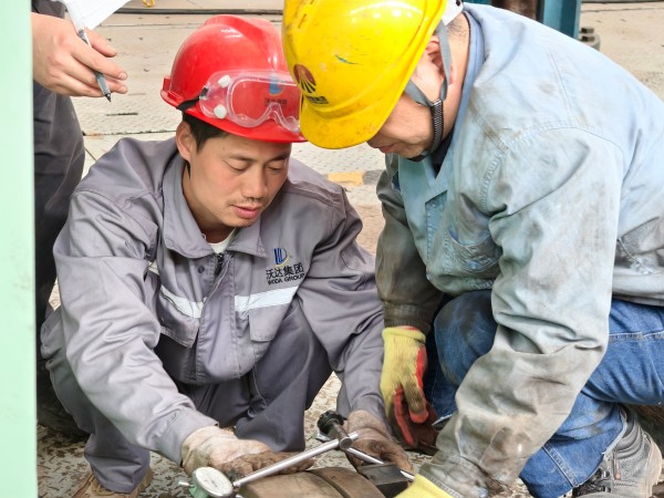 141744594997116992.jpg 循環(huán)水泵房檢修現(xiàn)場團(tuán)結(jié)協(xié)作1.jpg