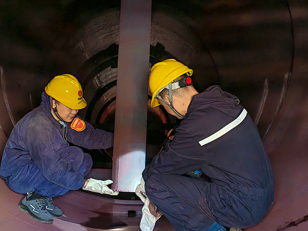 141744600230685295.jpg 技術員王偉正在給青工岳維哲講解除氧器內部結構.jpg