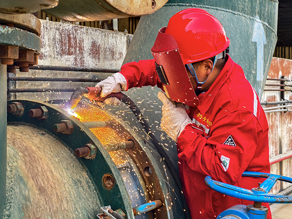 141744624675174899.jpg 4月12日下午,作業(yè)人員正在氣割旁路閥上的螺栓2.jpg