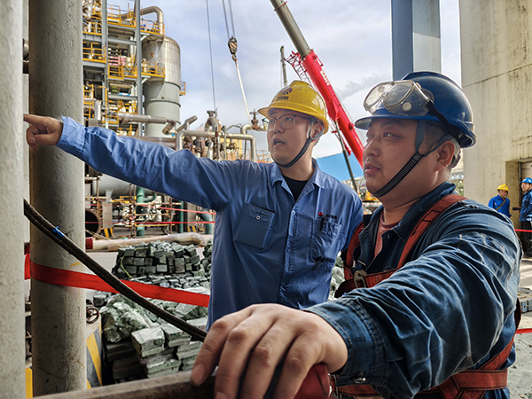 161744763423205444.jpg 雒勇舟在檢修現場叮囑外協人員.jpg