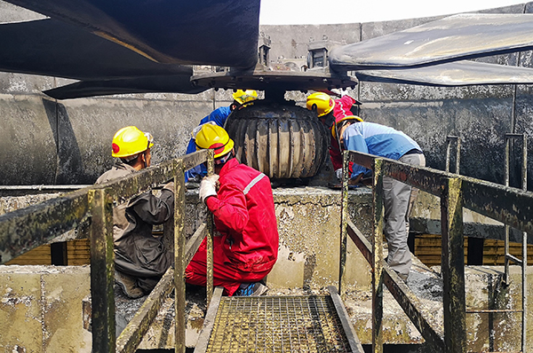 161744793317194919.jpg 設(shè)備員對(duì)一期循環(huán)水葉輪進(jìn)行檢查.jpg