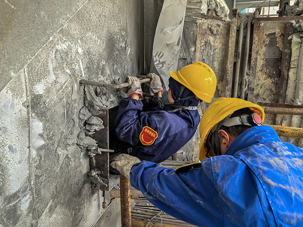 181744933281401837.jpg 清理小組正在進入二次風道進行積灰的清理.jpg