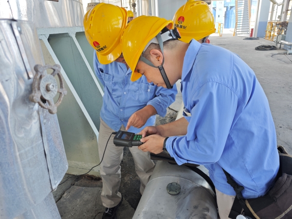 181744936422462913.jpg 4月16日下午,一期大檢修現場,計控電儀部技術員張智磊正為大家講解校驗儀的使用技巧和方法3.jpg