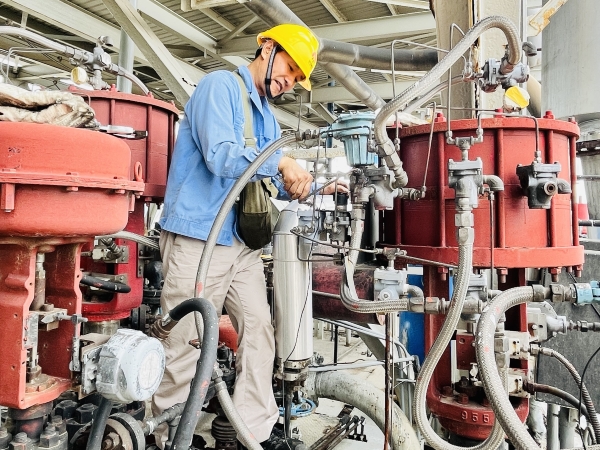 181744936450170374.jpg 4月16日,計控電儀部儀表工李勝忠正在一期大檢修現場檢修閥門.jpg