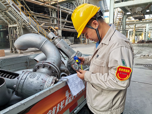 181744945331144829.jpg 皇甫少強正在測量確認安全閥連接法蘭處墊片大小.jpg