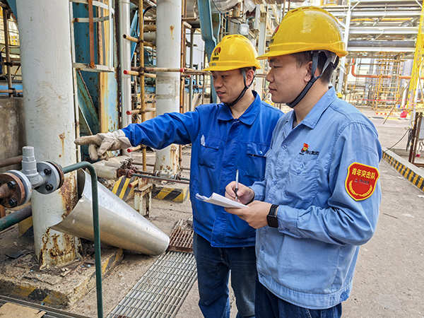 181744945347700626.jpg 張建國在向老師傅請教學習.jpg