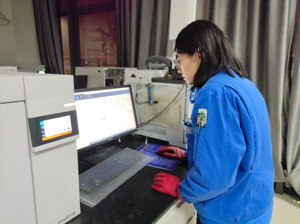 181744963858212972.jpg 分析員在進行樣品的測量工作.jpg