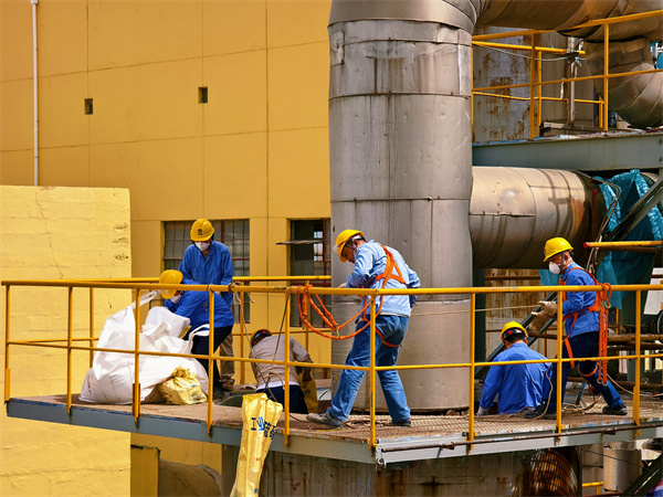 191745058879182801.jpg 空分操作人員正在進行登高充填分子篩工作.jpg