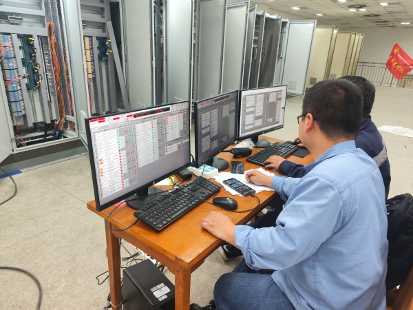 211745216482780429.jpg 4.20日晚,計控電儀部技術攻堅團隊成員張智磊正在一期控制室對新煤皮帶稱重系統進行系統調試.jpg