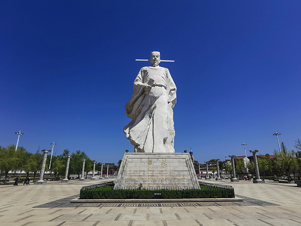 071746605057724472.jpg 蘇軾雕像,5月2日拍于鳳翔東湖.jpg