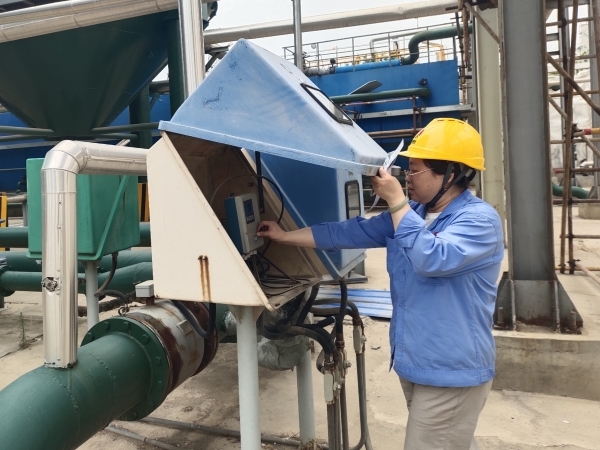 301748560970145193.jpg 5月27日胡燕在460B中水回用裝置區(qū)更換計量標(biāo)識.jpg