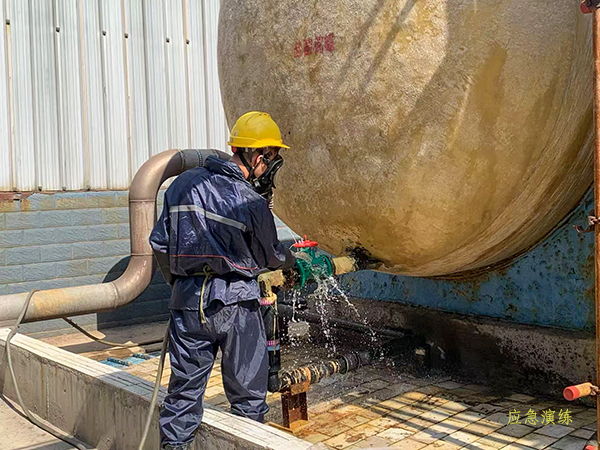 121749689156204366.jpg 現場操作工對鹽酸泄漏處進行沖水處置   600.jpg