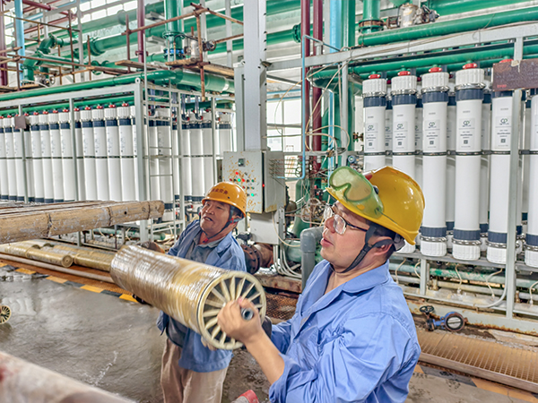 261750920697353701.jpg 6月20日,222C現場姜彥配合將修造拆下的反滲透膜放到地上等待沖洗稱重.jpg