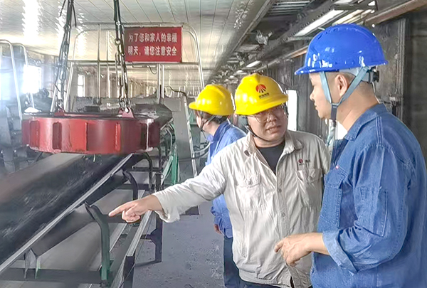 301751264006818988.jpg 6月27日,技術(shù)員林佳峰和安技員李青就環(huán)保項目倉頂全密封導(dǎo)料槽對承包商技術(shù).安全.和進度要求.jpg