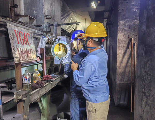 301751264023206845.jpg 6月27日,輸煤班長朱新站按照車間技術(shù)要求對檢修葉輪給煤機進行監(jiān)督跟進.jpg