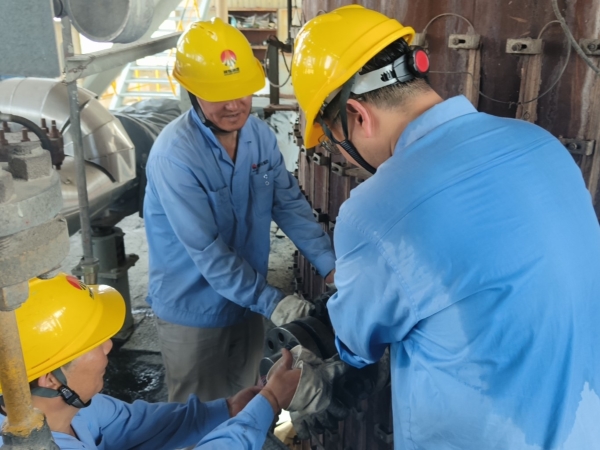 031751501240200237.jpg 7月2日,計(jì)控電儀部三期檢修工作正式拉開序幕,儀表工正在進(jìn)行氣化樓檢修任務(wù).jpg