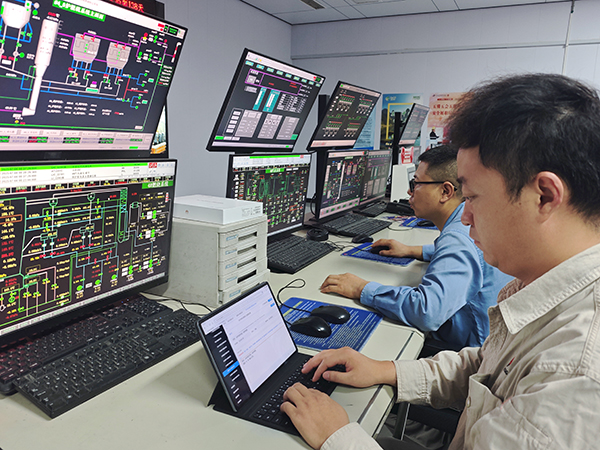 7月3日，動力車間三期控制室，操作人員正在停運(yùn)4號鍋爐.jpg