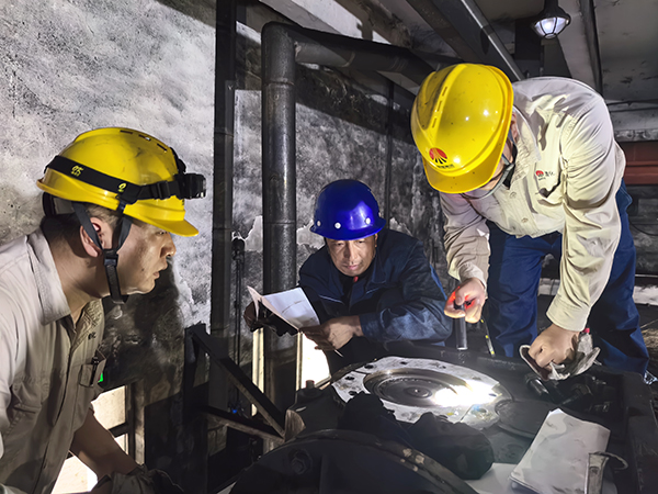 111752215724176871.jpg 技術(shù)員林佳峰、贠文軍于檢修人員討論6#帶葉輪給煤機(jī)內(nèi)部件維修事宜①.jpg