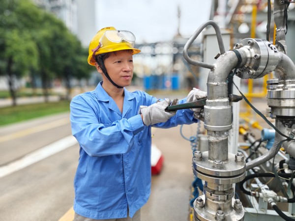 051754364833212589.jpg 苑寶劍在檢修現場.jpg