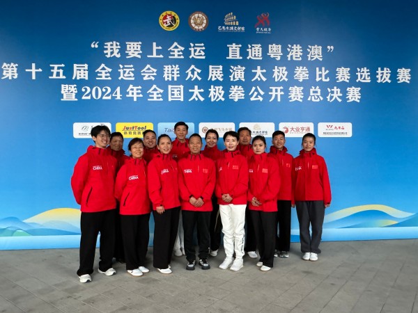 051754364844211008.jpg 苑寶劍和隊友在全運會賽場合影留念(后排左一為苑寶劍).jpg