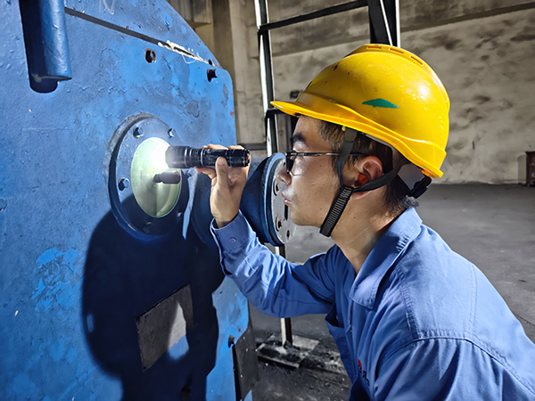 151755234988161301.jpg 8月14日,動力車間三期現場,運行人員正在給煤機處檢查給煤情況 (1).jpg